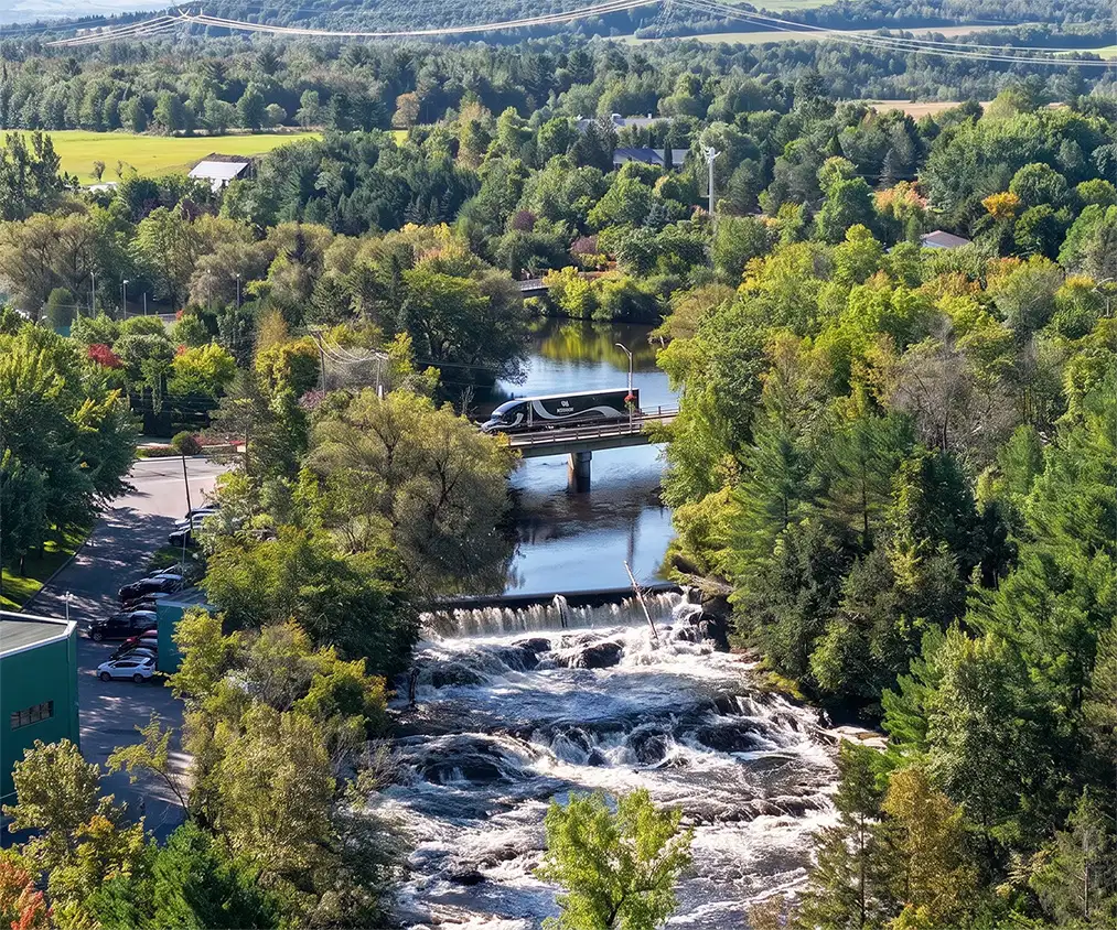 Vue aérienne de la riviere Nicolet Kingsey Falls une remorque Cascades travers un pont.