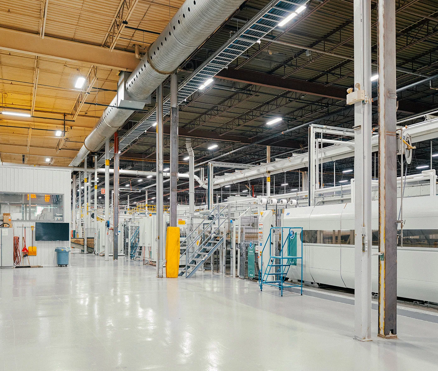 Installation industrielle moderne avec équipements de production automatisés dans une usine propre et performante.