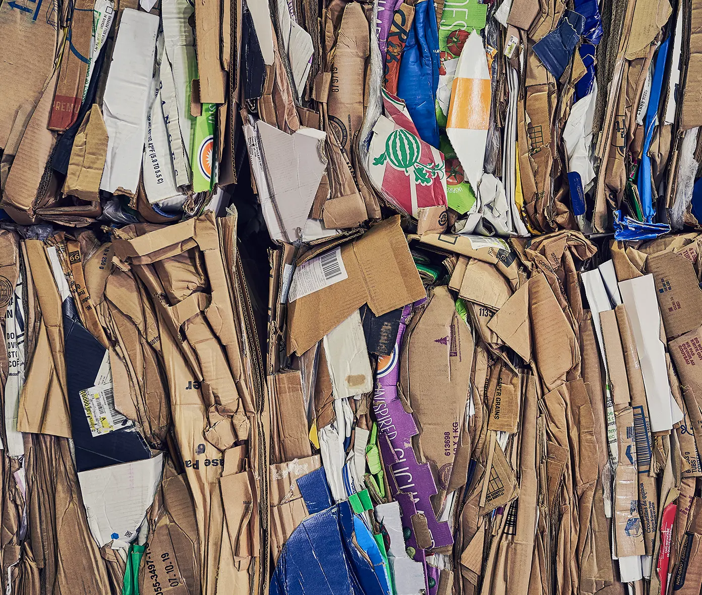 Ballots de carton recyclé compressé provenant de matières récupérées pour le recyclage et la fabrication d’emballages durables.