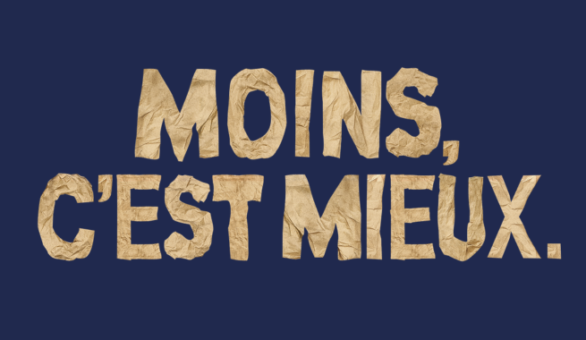 Texte beige en découpe de papier texturé « MOINS, C’EST MIEUX