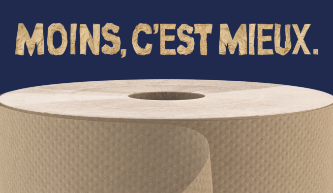 Rouleau de papier essuie-mains sous le texte en découpe de papier texturé « MOINS, C’EST MIEUX.