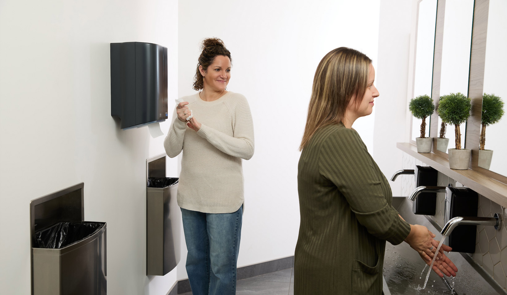 Deux femmes dans des toilettes modernes : l'une sèche ses mains un essuie-main Cascades PRO, l'autre se lave les mains

28 May, 14:53